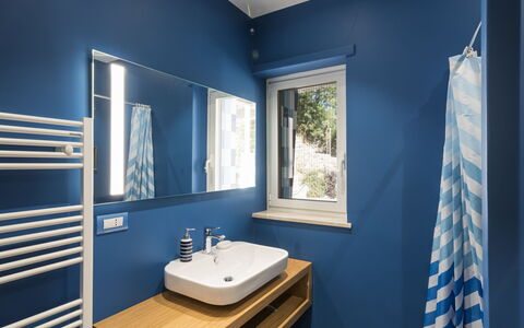 Capri: Blu, Parete, Idraulico Fixture, Bagno, Interior Design, Lavandino Del Bagno, Pavimentazione, Pavimento, Lavello, Rubinetto