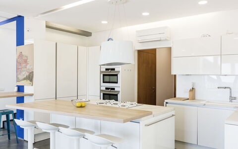 Capri: Mobilia, Interior Design, Pavimentazione, Cucina, Pavimento, Legna, Controsoffitto, Soffitto, Lampada, Cabinetry