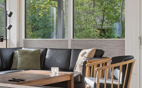 Zelma - 1.5Km from the Sea: Mobilia, Interior Design, Legna, Pavimentazione, Pavimento, Tavolo, Sedia, Bicchiere, Soggiorno, Color Legno
