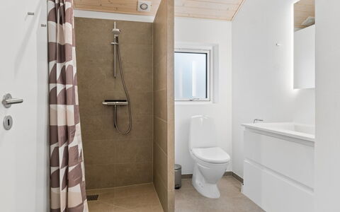 Zelma - 1.5Km from the Sea: Pavimentazione, Pavimento, Parete, Legna, Idraulico Fixture, Interior Design, Bagno, Soffitto, Gabinetto, Camera