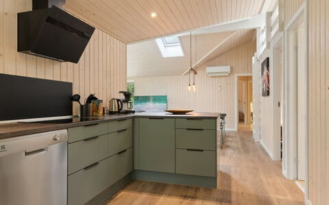 Zelma - 1.5Km from the Sea: Pavimentazione, Controsoffitto, Interior Design, Cucina, Mobilia, Legna, Cabinetry, Pavimento, Soffitto, Pavimento In Legno