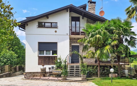 Villa Chiara e Chloe: Costruzione, Parete, Finestra, Casa, Casa, Zona Residenziale, Architettura, Porta, Facciata