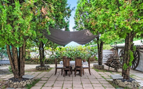 Villa Chiara e Chloe: Shade, Mobilia, Giardino, Primavera, Sedia, Mobili Da Esterno, Backyard, Cortile, Struttura Esterna