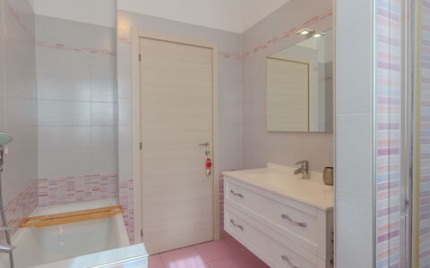Al Roccolo: Idraulico Fixture, Bagno, Interior Design, Pavimentazione, Pavimento, Lavandino Del Bagno, Lavello, Idraulico, Mobiletto Del Bagno, Specchio