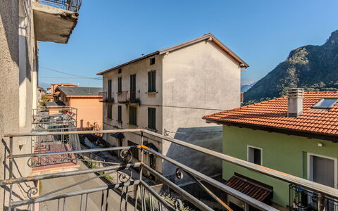 Barella: Cittadina, Casa, Balcone, Urban Design, Appartamento, Corrimano, Pendenza, Ferro, Colonna, Recinzione