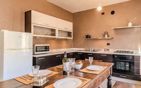 Barella: Mobilia, Interior Design, Pavimentazione, Cucina, Legna, Controsoffitto, Cabinetry, Soffitto, Elettrodomestico Da Cucina, Pavimento