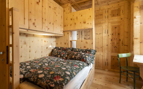 Kuerc Design Mountain Home: Legna, Interior Design, Pavimentazione, Pavimento, Camera Da Letto, Soffitto, Color Legno, Camera, Letto, Latifoglie