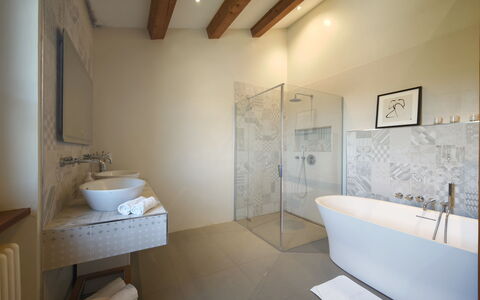 Tenuta Marino - Villa Privata Vista Vigneti con Pi: Parete, Pavimentazione, Interior Design, Pavimento, Soffitto, Bagno, Idraulico Fixture, Illuminazione, Casa, Idraulico