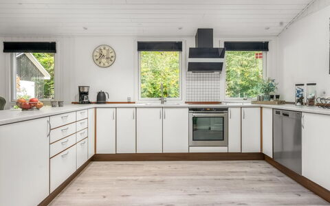 Nanook - from the Sea: Pavimentazione, Cucina, Legna, Controsoffitto, Interior Design, Cabinetry, Pavimento, Apparecchio Major, Elettrodomestico Da Cucina, Pavimento In Legno