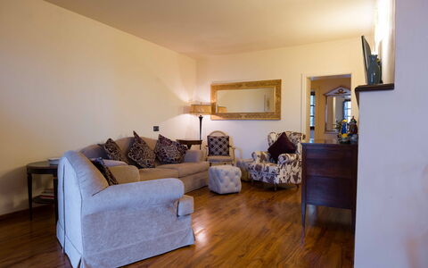 Tenuta di Mezzo: Mobilia, Interior Design, Divano, Pavimentazione, Pavimento, Parete, Legna, Camera, Soffitto, Soggiorno