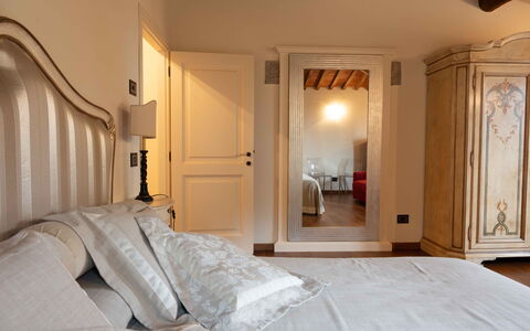 Tenuta di Mezzo: Letto, Mobilia, Camera Da Letto, Interior Design, Parete, Legna, Lenzuolo, Bedding, Camera, Pavimentazione