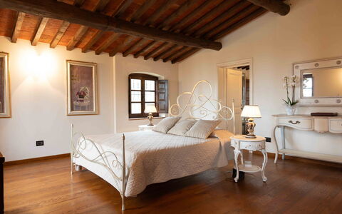 Tenuta di Mezzo: Mobilia, Letto, Interior Design, Camera Da Letto, Pavimentazione, Legna, Soffitto, Pavimento, Bedding, Camera