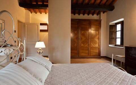 Tenuta di Mezzo: Mobilia, Interior Design, Letto, Camera Da Letto, Pavimentazione, Legna, Pavimento, Soffitto, Bedding, Lenzuolo