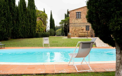Tenuta di Mezzo: Piscina, Estate, Giardino, Hacienda, Backyard, Prato, Cortile, Agriturismo, Landscaping, Mobili Da Esterno