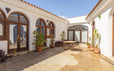 Laura: Guglia, Driveway, Campanile