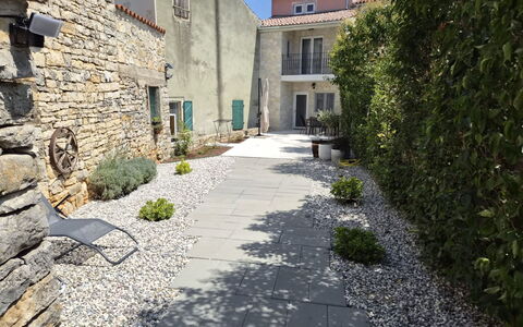 Laiki: Guglia, Driveway, Campanile