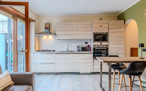 La Rosa: Mobilia, Interior Design, Pavimentazione, Cucina, Controsoffitto, Pavimento, Elettrodomestico Da Cucina, Legna, Cabinetry, Sedia