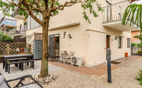 La Rosa: Zona Residenziale, Casa, Porta, Balcone, Vaso Di Fiori, Pianta Della Casa, Cortile, Shade, Cortile, Portico