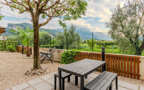 La Rosa: Geografia Montane, Montagna, Collina, Mobilia, Mobili Da Esterno, Catena Montuosa, Tavolo Esterno, Giardino, Cresta, Shade