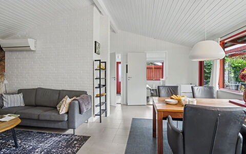 Mea - 750M from the Sea: Pavimentazione, Legna, Divano, Interior Design, Soffitto, Mobilia, Pavimento, Soggiorno, Casa