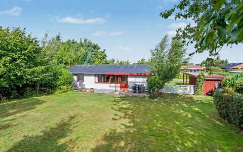 Mea - 750M from the Sea: Erba, Arbusto, Casa, Tetto, Casa, Giardino, Villetta, Groundcover, Prato
