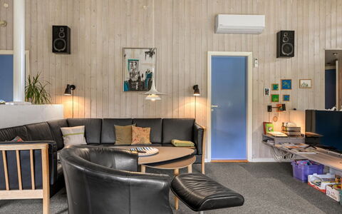 Aderice - 1.6Km from the Sea: Mobilia, Interior Design, Parete, Pavimentazione, Legna, Pavimento, Divano, Soffitto, Soggiorno, Lampada