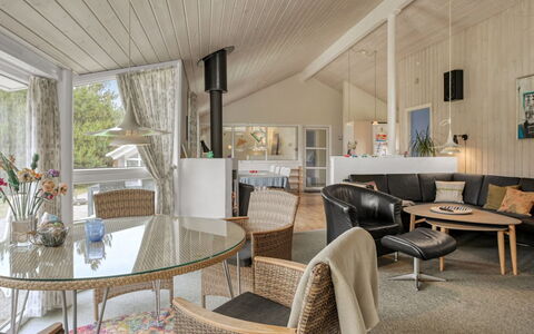 Aderice - 1.6Km from the Sea: Interior Design, Mobilia, Soffitto, Pavimentazione, Legna, Pavimento, Soggiorno, Divano, Casa, Illuminazione