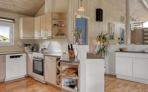 Aderice - 1.6Km from the Sea: Cucina, Mobilia, Controsoffitto, Interior Design, Elettrodomestico Da Cucina, Pavimentazione, Legna, Soffitto, Cabinetry, Apparecchio Major