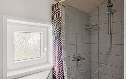 Aderice - 1.6Km from the Sea: Parete, Pavimentazione, Interior Design, Idraulico Fixture, Pavimento, Bagno, Soffitto, Idraulico, Camera, Materiale Composito