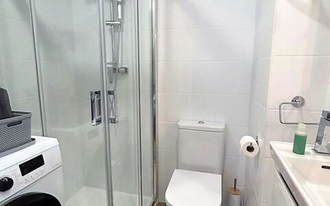 Caribe: Pavimentazione, Pavimento, Interior Design, Idraulico Fixture, Gabinetto, Toilet Seat, Bagno, Lavatrice, Idraulico, Camera