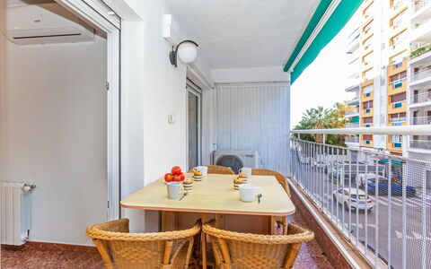 Popa: Appartamento, Architettura, Zona Residenziale, Casa, Balcone, Condominio, Bicchiere, Shade, Color Legno, Hotel