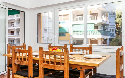 Popa: Mobilia, Interior Design, Pavimentazione, Tavolo, Legna, Pavimento, Sedia, Cucina & Sala Da Pranzo Tavolo, Sala Da Pranzo, Soffitto