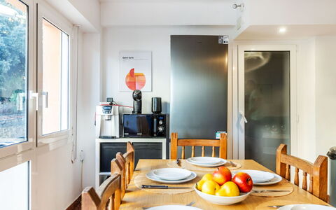 Popa: Mobilia, Interior Design, Legna, Pavimentazione, Soffitto, Apparecchio Major, Pavimento, Camera, Cucina, Elettrodomestico Da Cucina