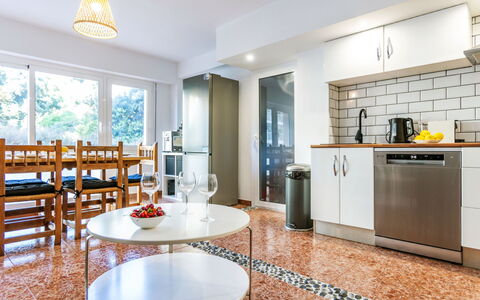 Popa: Pavimentazione, Interior Design, Cucina, Pavimento, Apparecchio Major, Legna, Mobilia, Soffitto, Elettrodomestico Da Cucina, Controsoffitto