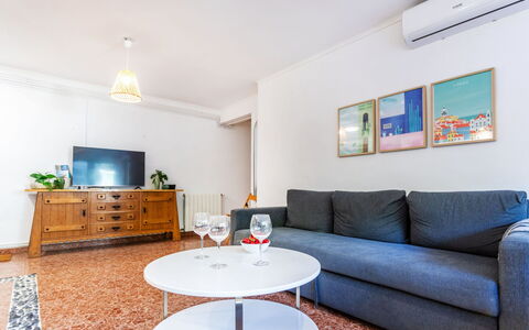 Popa: Mobilia, Interior Design, Divano, Pavimentazione, Pavimento, Soggiorno, Camera, Tavolo, Televisione, Appartamento