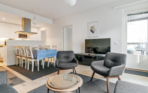 Levihonka 13: Mobilia, Interior Design, Pavimentazione, Pavimento, Legna, Soffitto, Camera, Tavolo, Sedia, Soggiorno