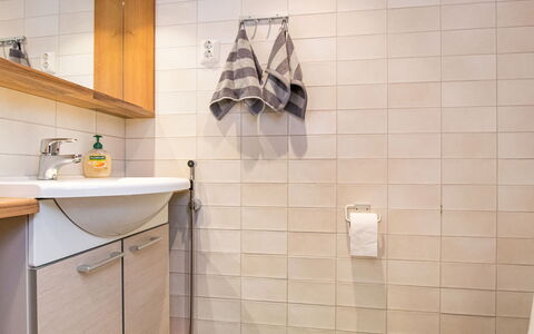 Mäkrä 3: Pavimentazione, Parete, Pavimento, Bagno, Idraulico Fixture, Interior Design, Lavello, Lavandino Del Bagno, Rubinetto, Gabinetto