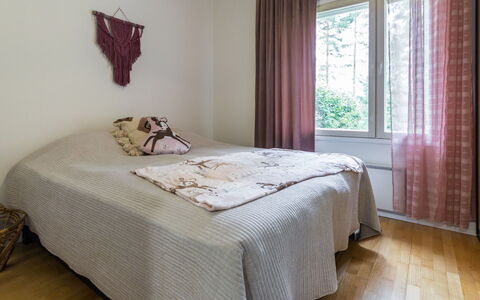 Artunkuja: Letto, Camera Da Letto, Pavimento, Interior Design, Pavimentazione, Mobilia, Lenzuolo, Legna, Bedding, Biancheria