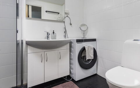 Artunkuja: Pavimentazione, Interior Design, Idraulico Fixture, Pavimento, Lavello, Bagno, Gabinetto, Mobiletto Del Bagno, Toilet Seat, Lavandino Del Bagno