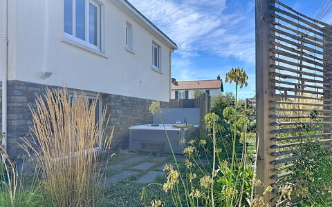Le Terrier Préfaillais, Jacuzzi: Parete, Zona Residenziale, Arbusto, Casa, Lotto, Giardino, Recinzione, Landscaping, Home Scherma, Passerella