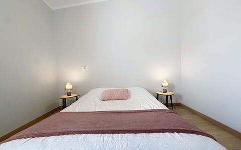 La Plaine-Sur-Mer 801: Letto, Parete, Camera Da Letto, Interior Design, Pavimento, Mobilia, Legna, Lenzuolo, Pavimentazione, Bedding