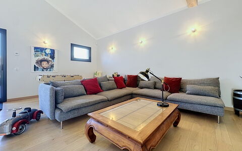 La Plaine-Sur-Mer 801: Divano, Interior Design, Mobilia, Pavimentazione, Soggiorno, Legna, Pavimento, Soffitto, Casa