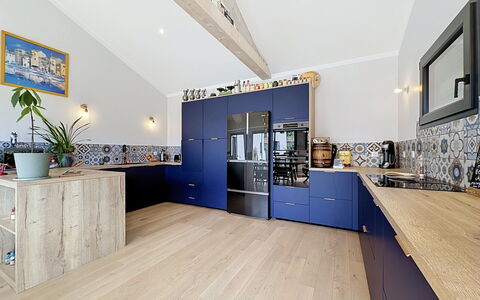 La Plaine-Sur-Mer 801: Interior Design, Pavimentazione, Cucina, Mobilia, Legna, Cabinetry, Pavimento, Controsoffitto, Soffitto, Pavimento In Legno