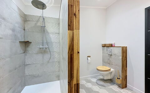 La Plaine-Sur-Mer 801: Pavimentazione, Parete, Pavimento, Legna, Idraulico Fixture, Interior Design, Piastrella, Bagno, Gabinetto, Materiale Composito
