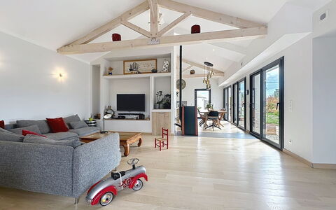 La Plaine-Sur-Mer 801: Mobilia, Interior Design, Pavimentazione, Legna, Soffitto, Pavimento, Divano, Pavimento In Legno, Soggiorno, Illuminazione