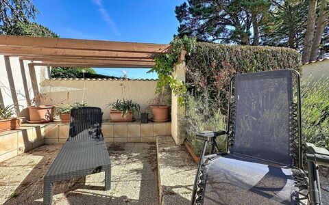 Les Hauts de la Noëveillard: Mobilia, Mobili Da Esterno, Sedia, Giardino, Vaso Di Fiori, Shade, Backyard, Tavolo Esterno, Pianta Della Casa