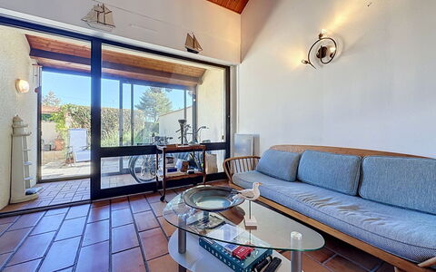 Les Hauts de la Noëveillard: Pavimentazione, Interior Design, Pavimento, Mobilia, Soffitto, Illuminazione, Tavolo, Sedia, Camera, Soggiorno