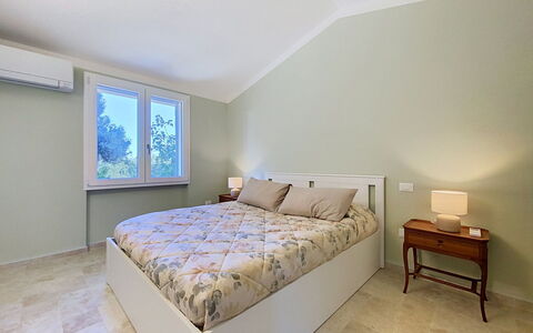 Linaglia: Letto, Camera Da Letto, Interior Design, Bedding, Mobilia, Lenzuolo, Pavimentazione, Soffitto, Legna, Pavimento