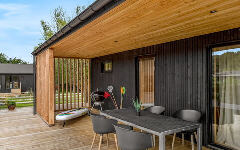 Munibert - 100M from the Sea: Legna, Casa, Materiale Composito, Latifoglie, Color Legno, Deck, Plank, Edifici Giardino, Shade, Cucina & Sala Da Pranzo Tavolo