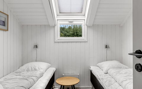 Dior - 800M from the Sea: Legna, Camera Da Letto, Letto, Pavimento, Soffitto, Bedding, Interior Design, Lenzuolo, Telaio Del Letto